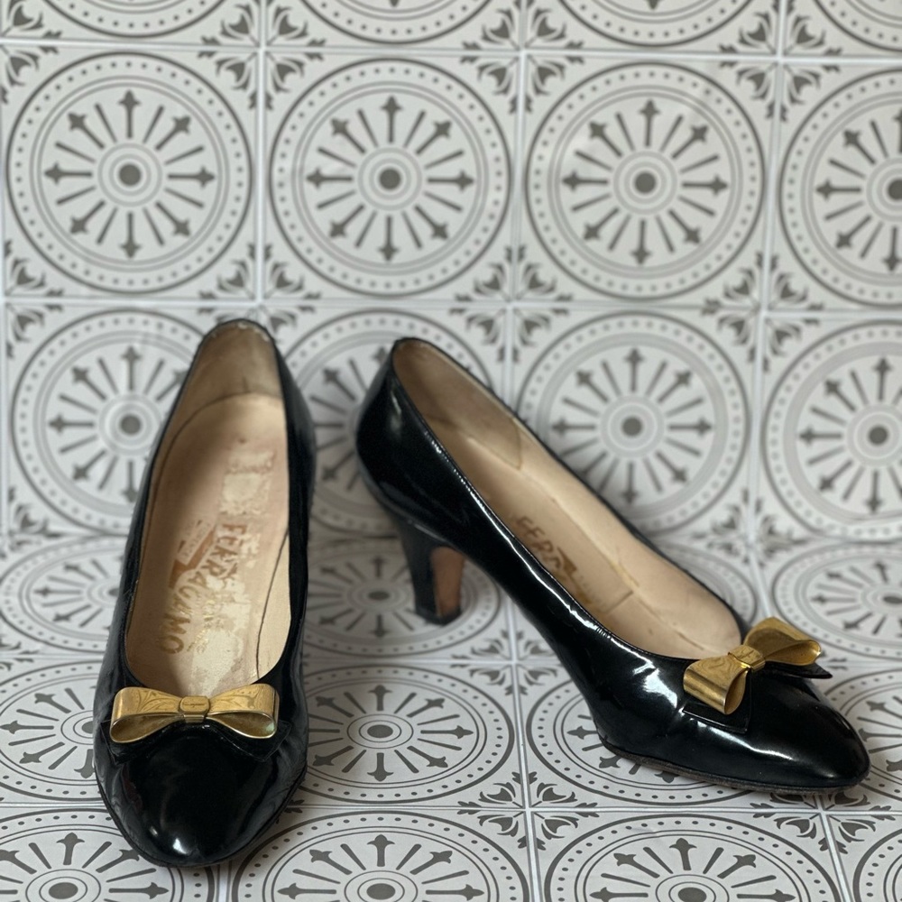 SALVATORE FERRAGAMO Black Heels Pumps GOLD BOW.